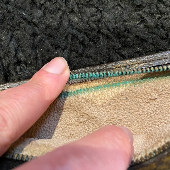 Louis Vuitton Cosmetic Bag - Picture 4 of 8